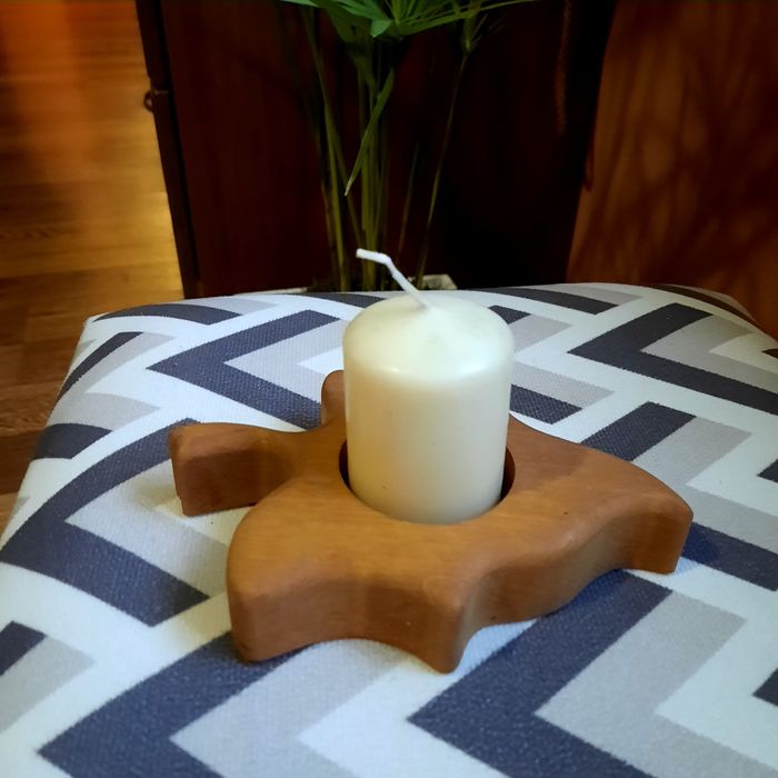 Дерев'яний підсвічник і свічка