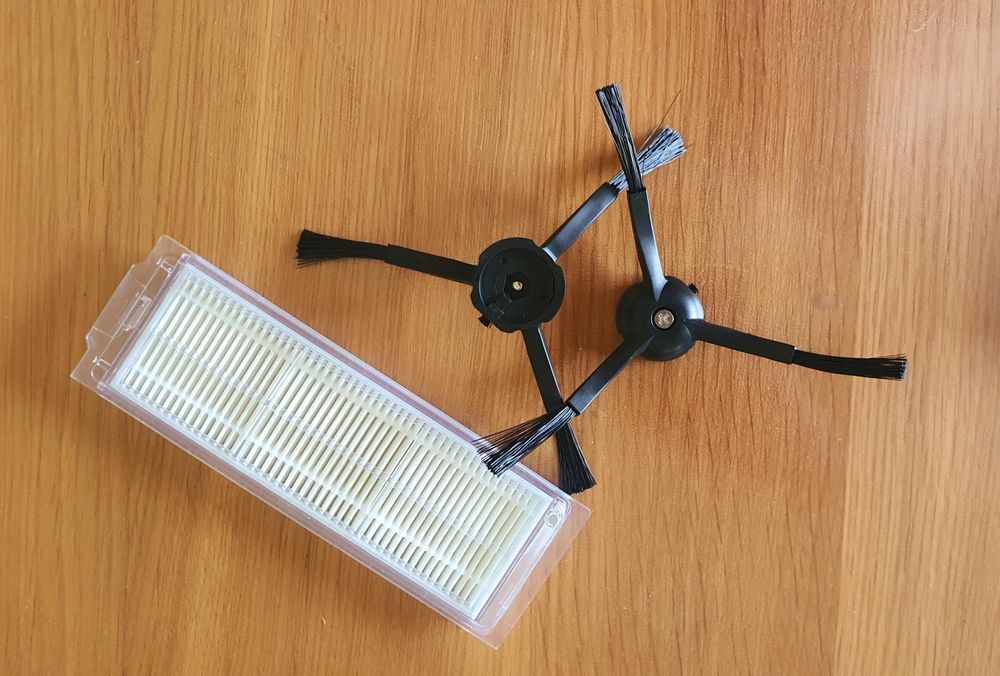 Змінні щітки та фільтр для робота- пилососа