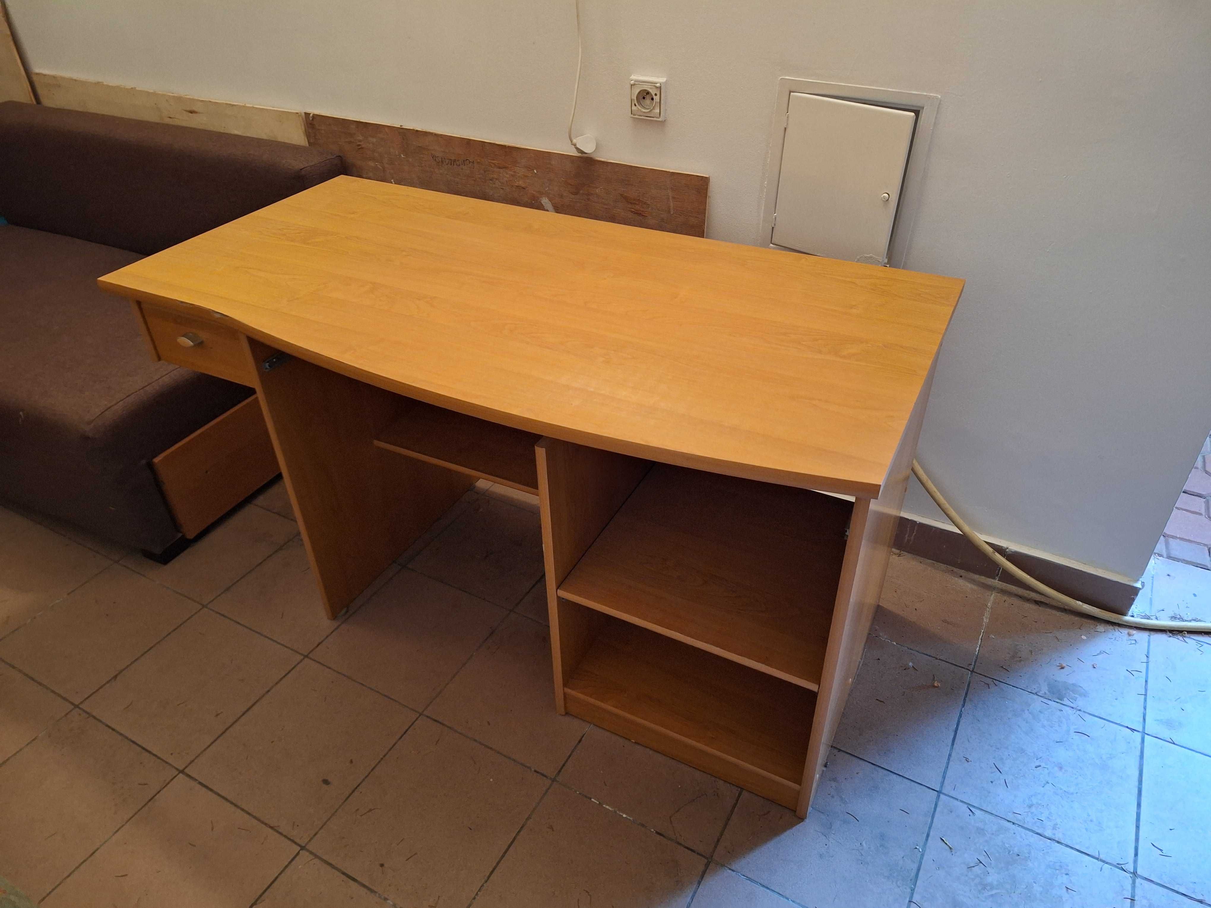 Biurko do gabinetu z wbudowaną szufladką