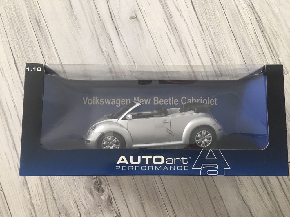 Model VW New Beetle cabriolet cabrio 1:18 Autoart srebrny garbus