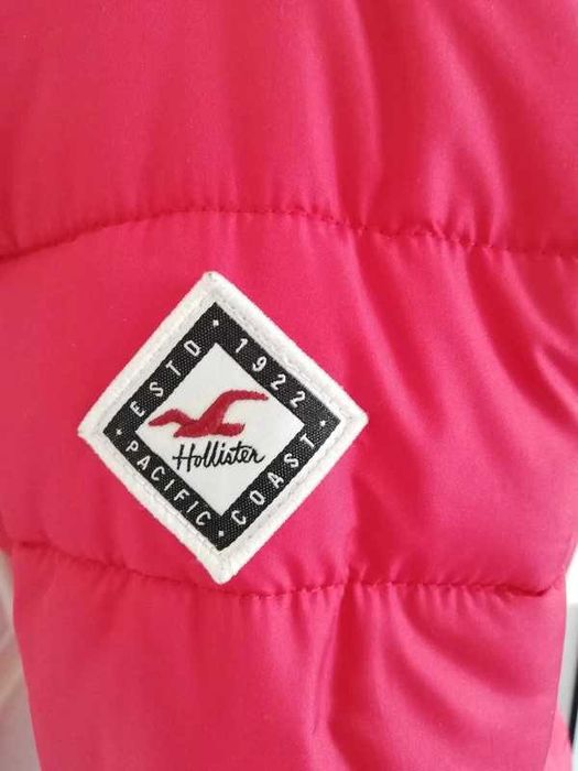 Czerwona pikowana kurtka z futerkiem Hollister