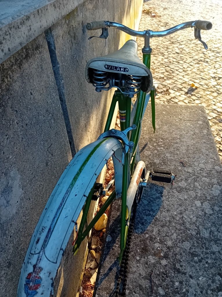 Bicicleta antiga para restaurar