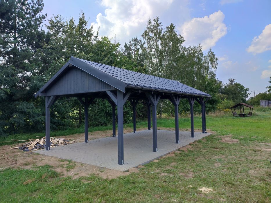 Wiaty tarasy stajnie dla koni.