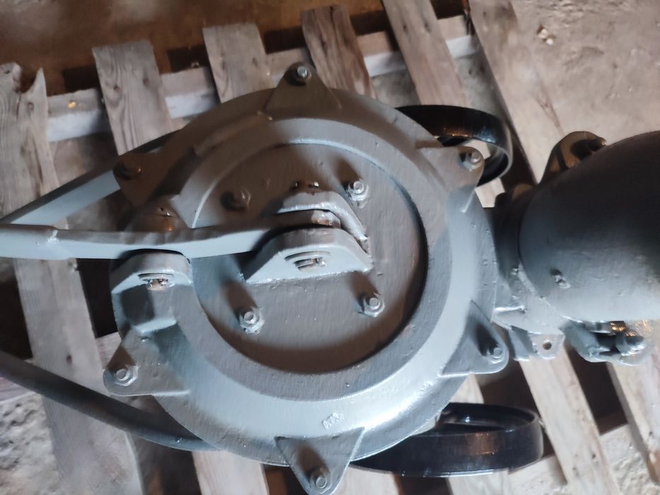 Stara ręczna pompa do wody z 1967 r