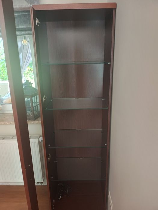 Witryna drewniana przeszklona szklane podswietlane polki z kolekcji me