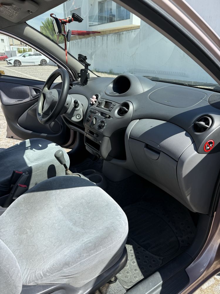 Carro Toyota Yaris VVT-I