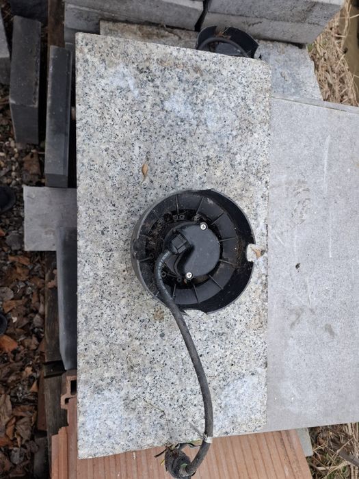 Lampa ogrodowa w płycie granitowej