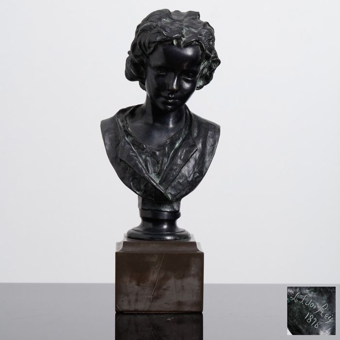 Escultura em bronze " Mulher Falcão "