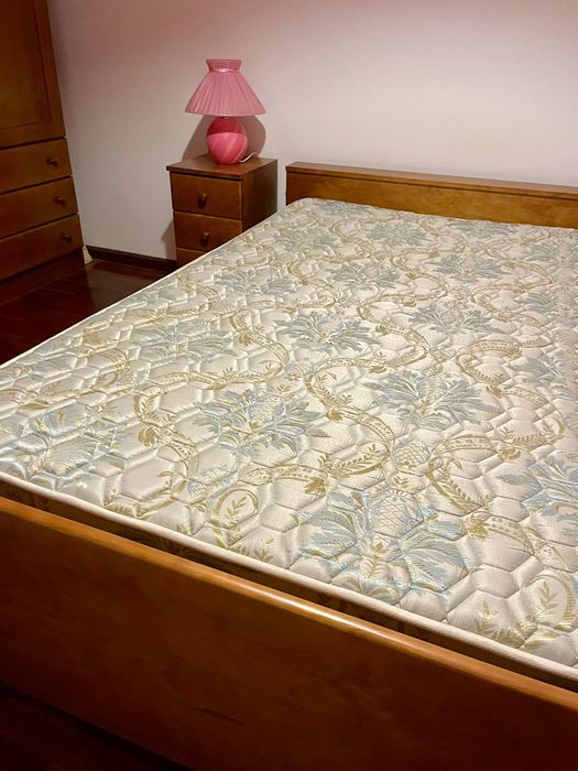 Cama c/estrado, colchão e oferta mesas de cabeceira