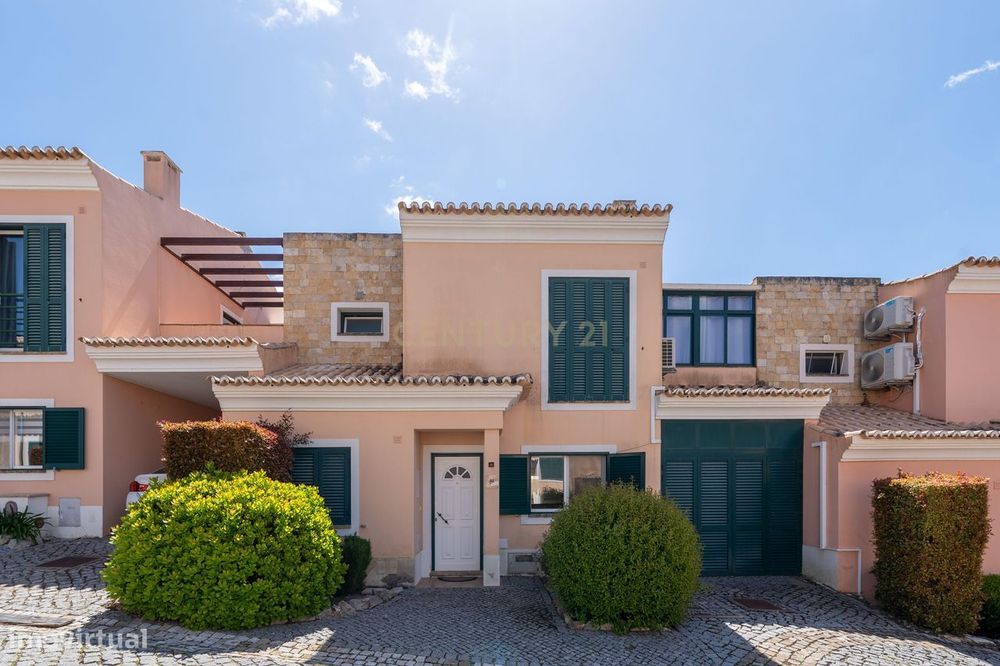 Moradia T3+1 com estacionamento e piscina comum em condomínio privado