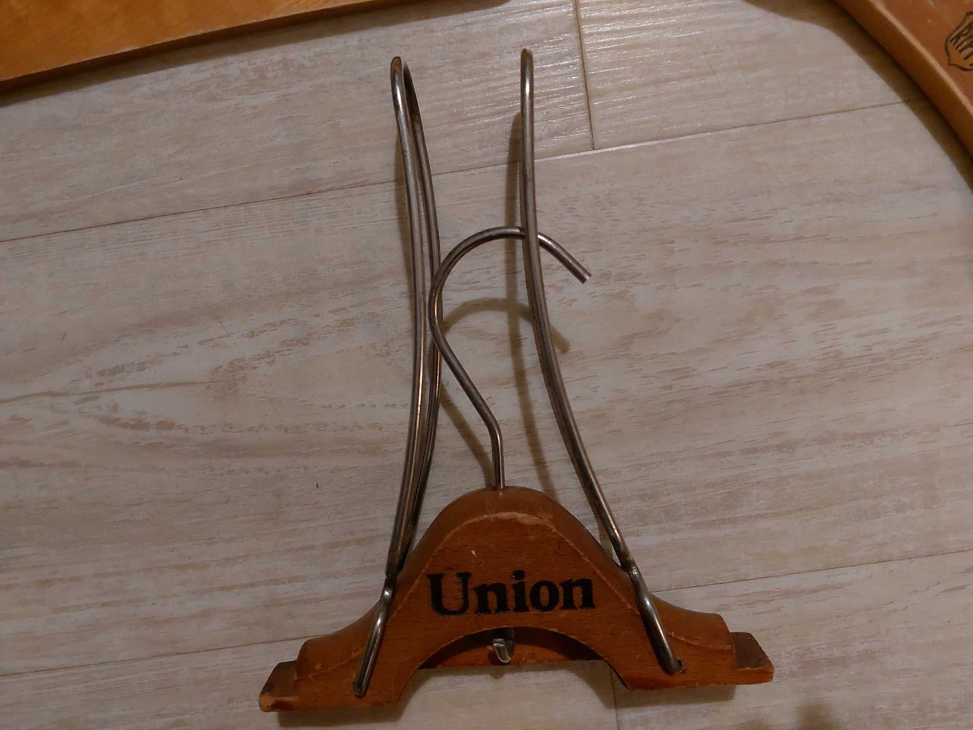 Stare przedwojenne wieszaki na ubrania union
