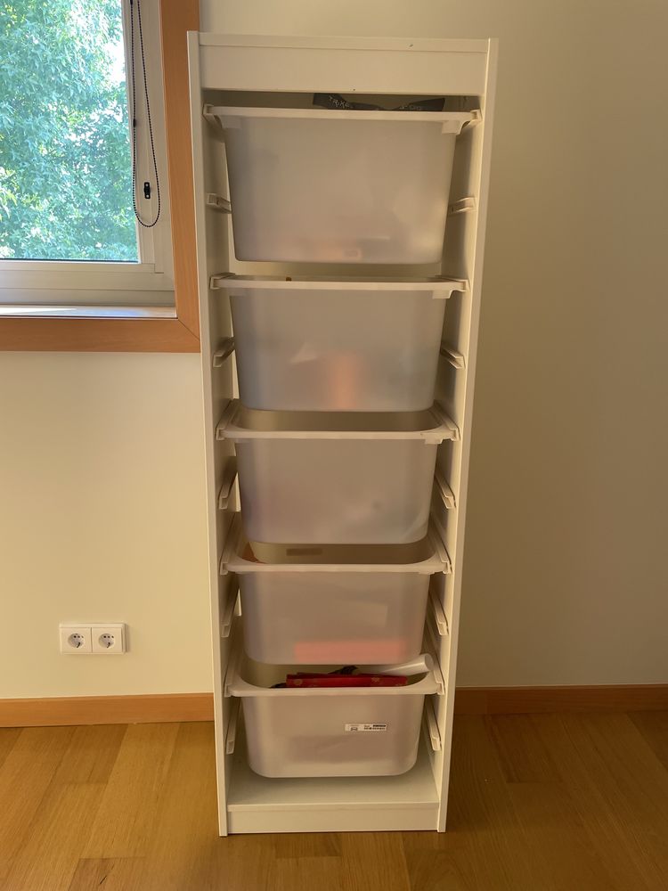 Estante Trofast ikea com 5 caixas de arrumacao