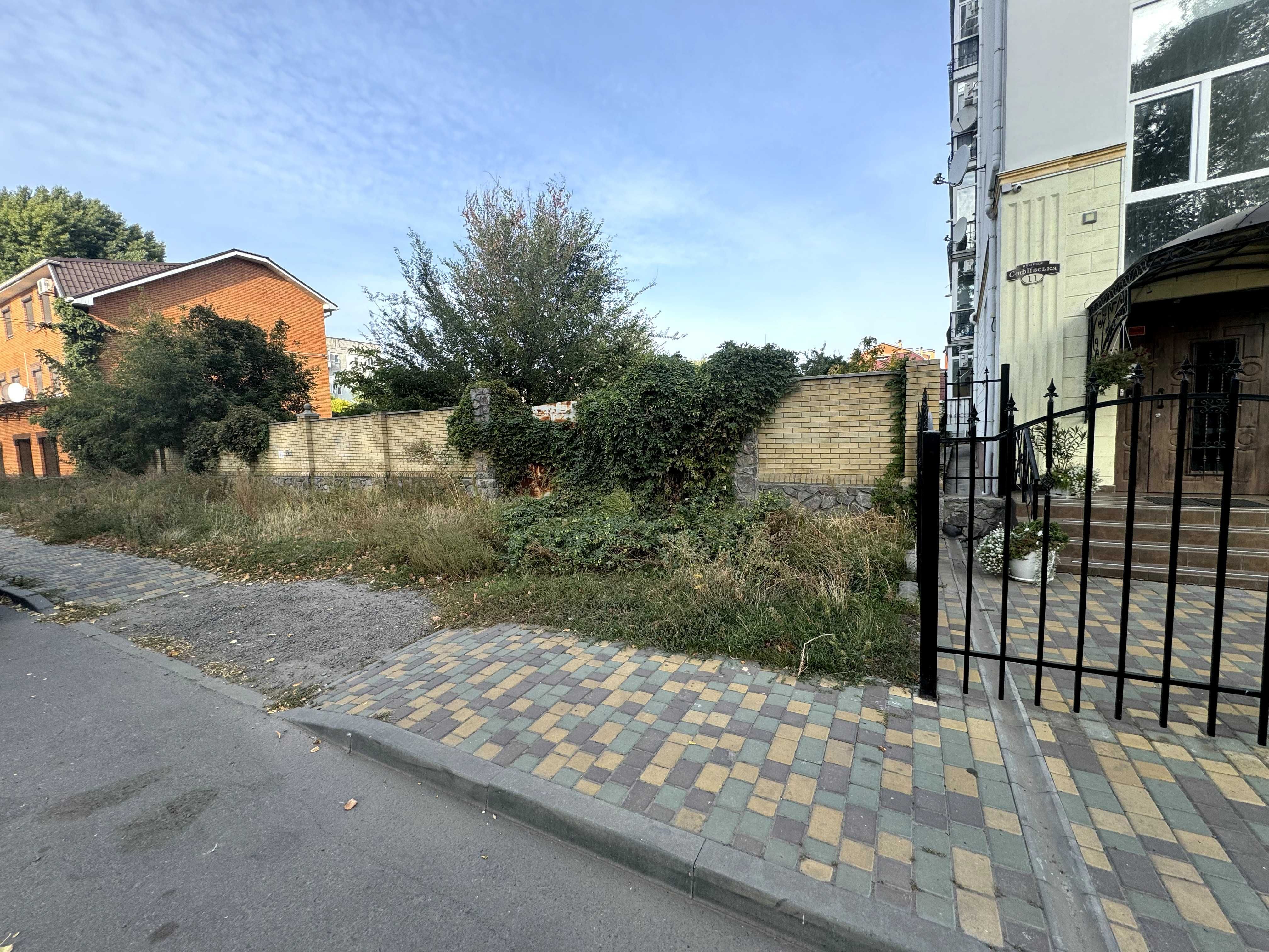 Продам в Центрі земельну ділянку по вул. Софіївська 9