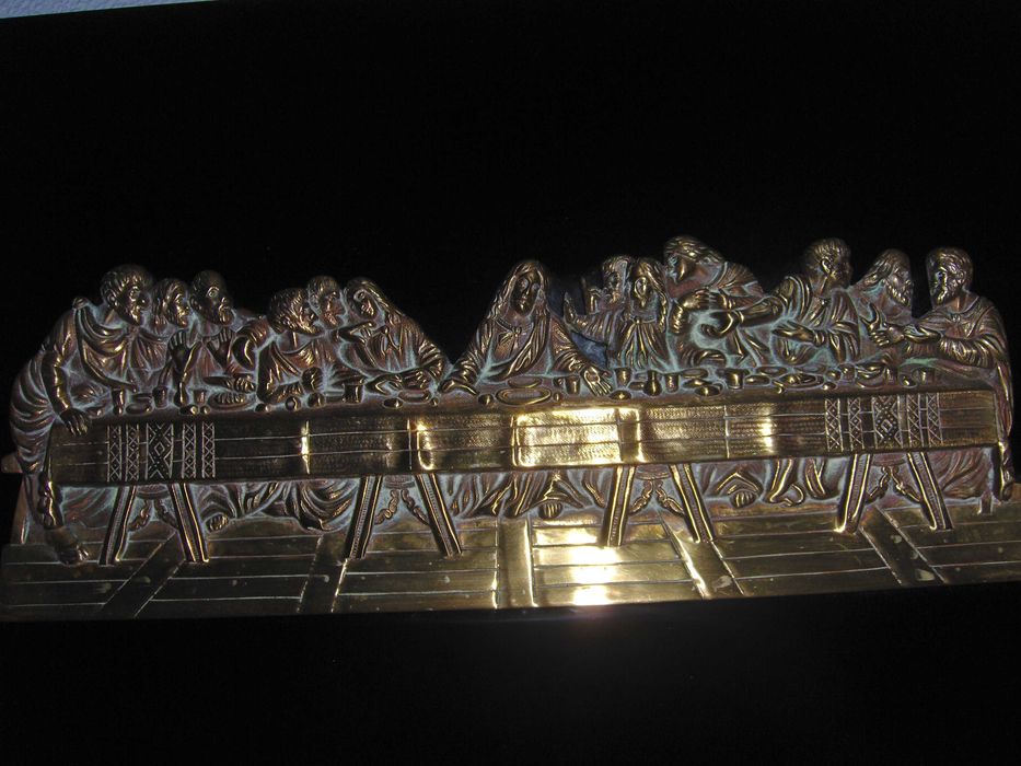 Última ceia de Cristo em cobre fixada em vidro preto