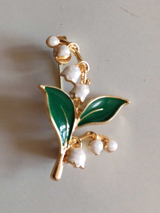 Sliczna broszka konwalie