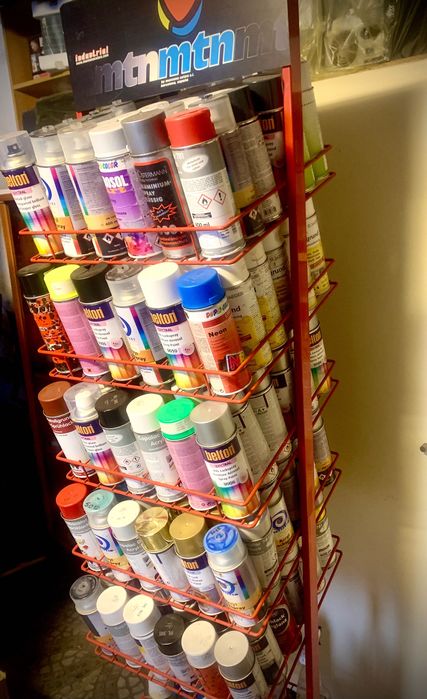 Expositor com mais de 100 Latas de Tinta em Spray Novas