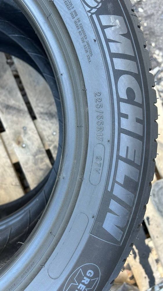 Пара літніх шин Michelin R17 225/55