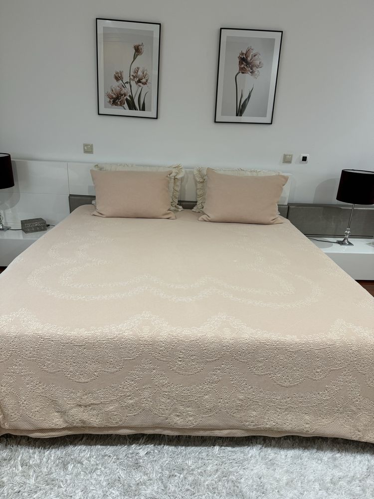 Cama lacada branca com estrado e colchao  2x2cm  sem mesinhas de cabec