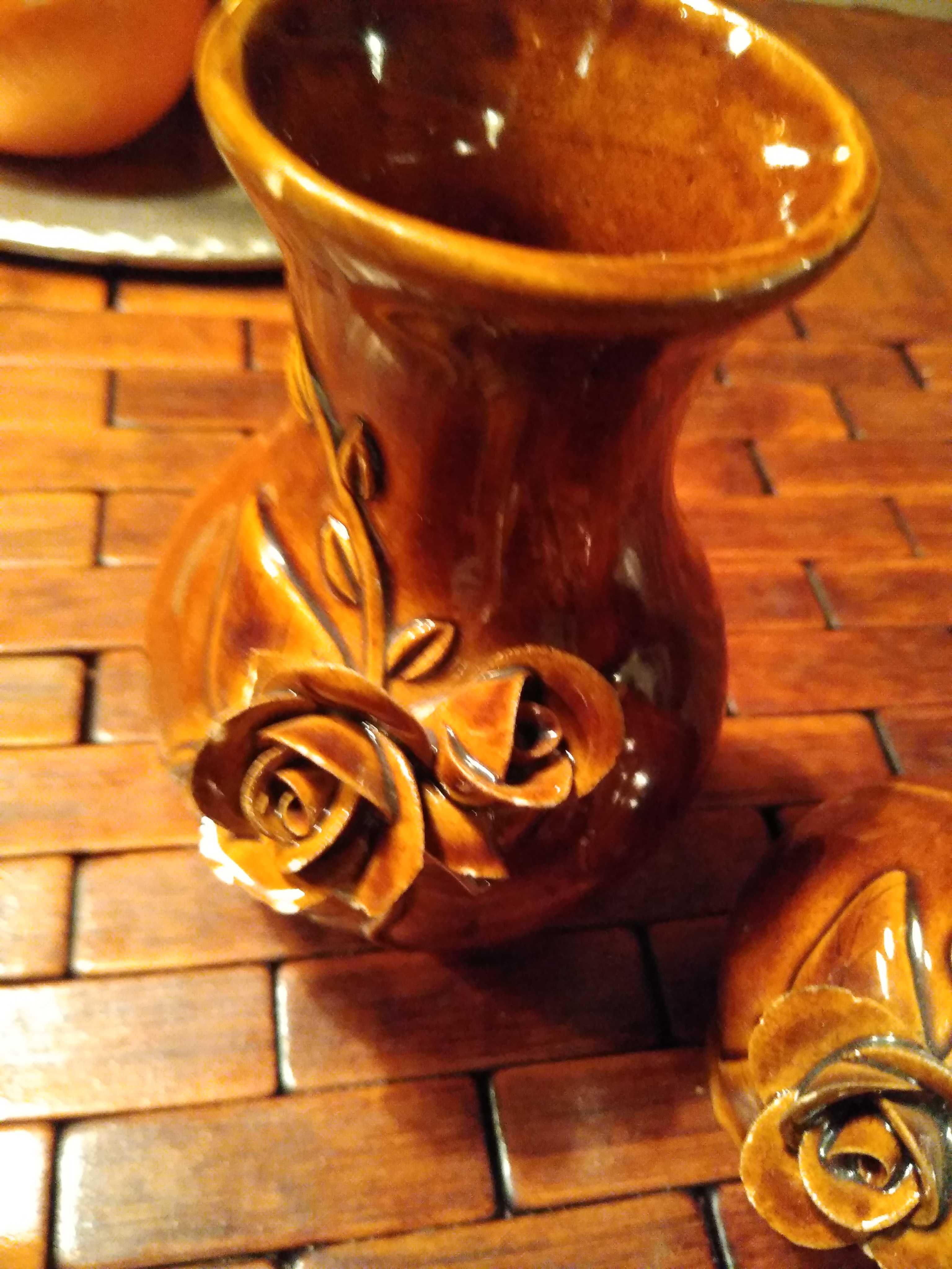 Zestaw ślicznych wazonikow z porcelitu z różami prl