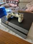 PlayStation 4 z padem i 16 grami