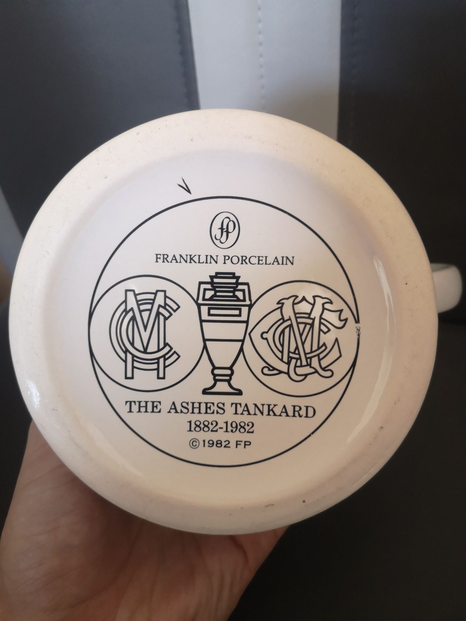 Kufel Franklin Porcelain z motywem gry w krykieta 1982