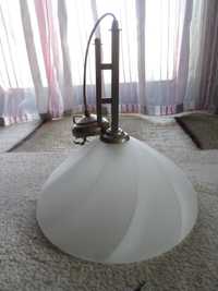 Stylowa lampa wisząca (sufitowa) w kolorze mosiądzu, mleczny klosz