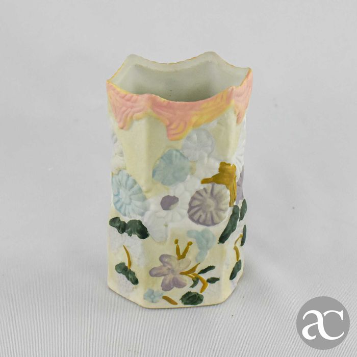 Jarra Europeia em Biscuit com flores em relevo