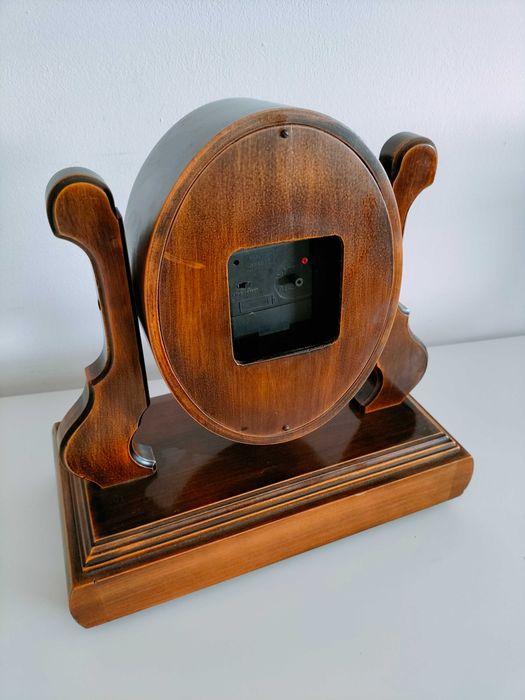 Relógio de mesa em madeira