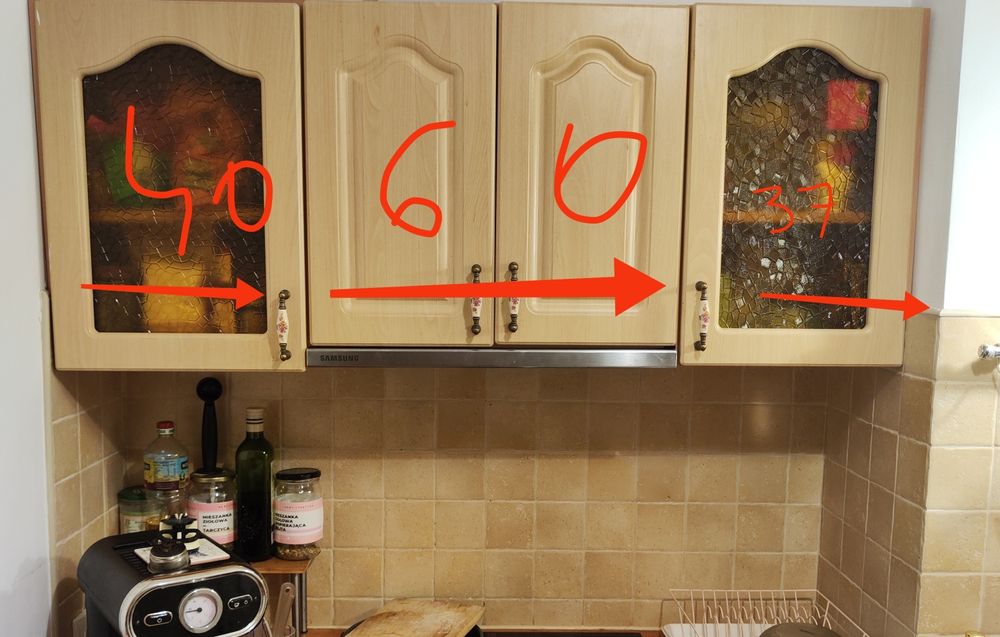 Kuchnia na wymiar z drewnianym blatem i okapem