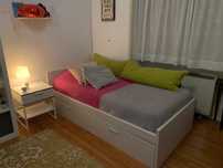 Cama de solteiro com cama de gaveta + móvel de cabeceira