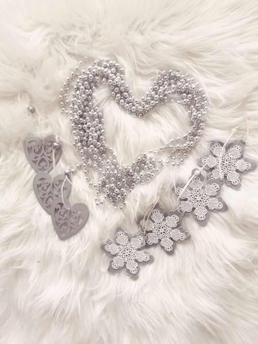 srebrny zestaw zawieszek choinkowych drewnianych oraz łańcuch