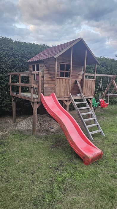 Domek dla dzieci z tarasem zjeżdżalnią huśtawkami  ścianką wspinaczkow