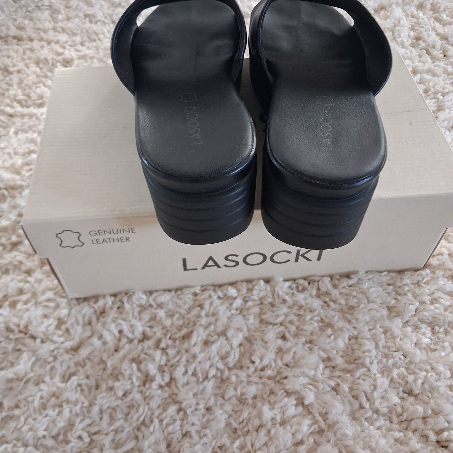 Czarne klapki damskie,Lasocki.