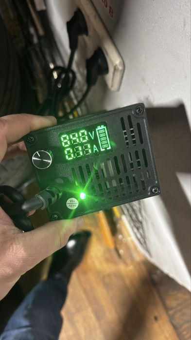 Потужний зарядний пристрій 72V–84V 15A з регулятором та LED-дисплеєм