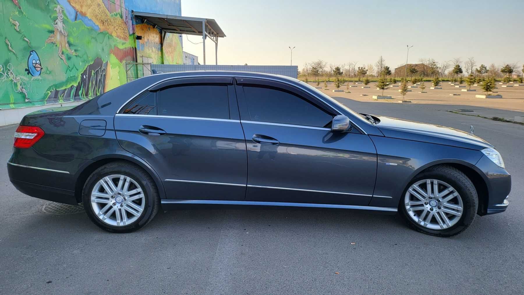 Mercedes E-Class 3.0 CDI кожа, люк 2011 год