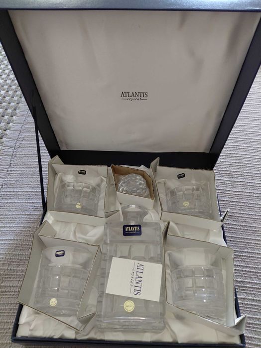 Conjunto de 4 copos e garrafa de cristal, da Atlantis