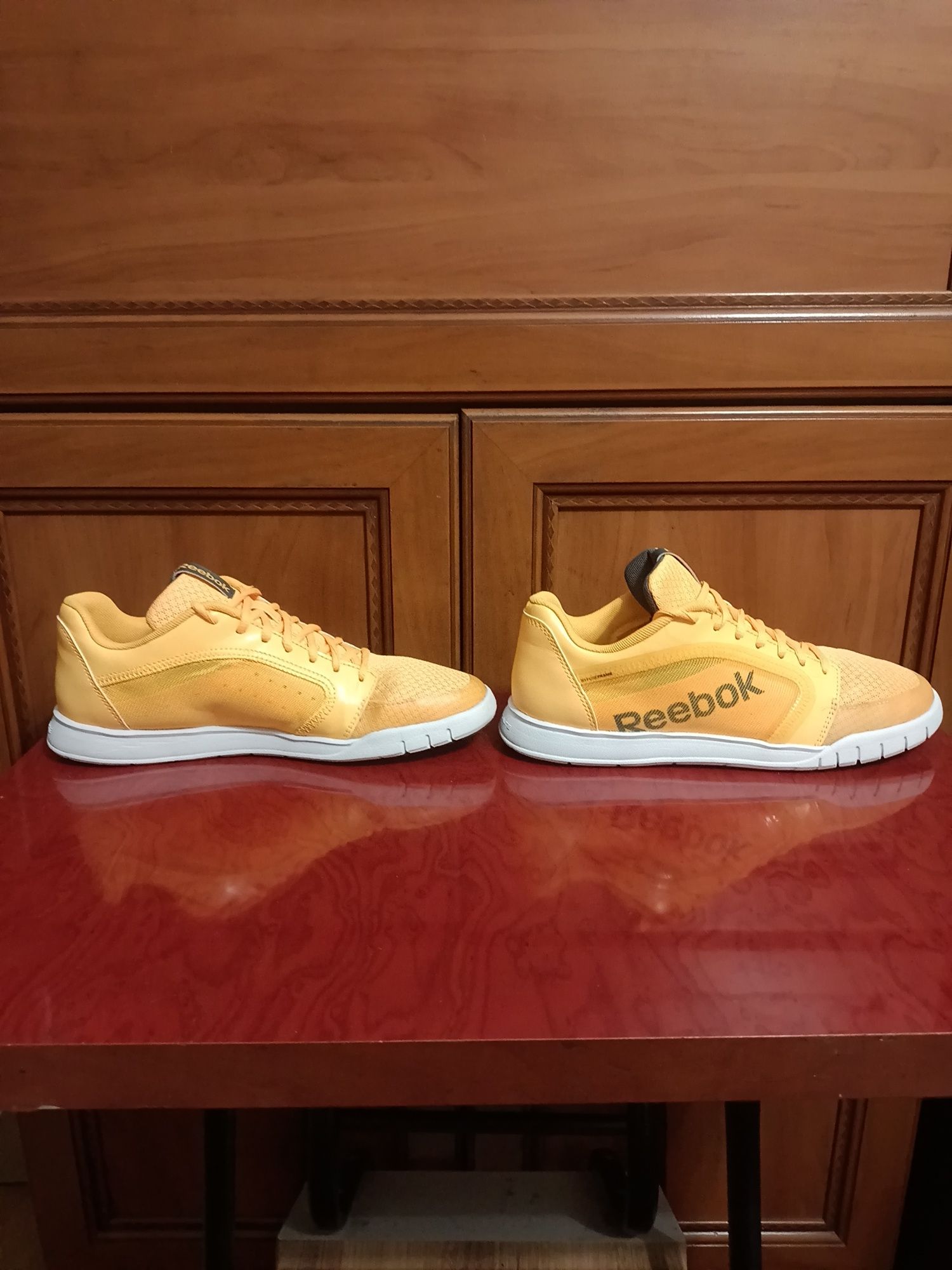 Взуття, кросівки Reebok.