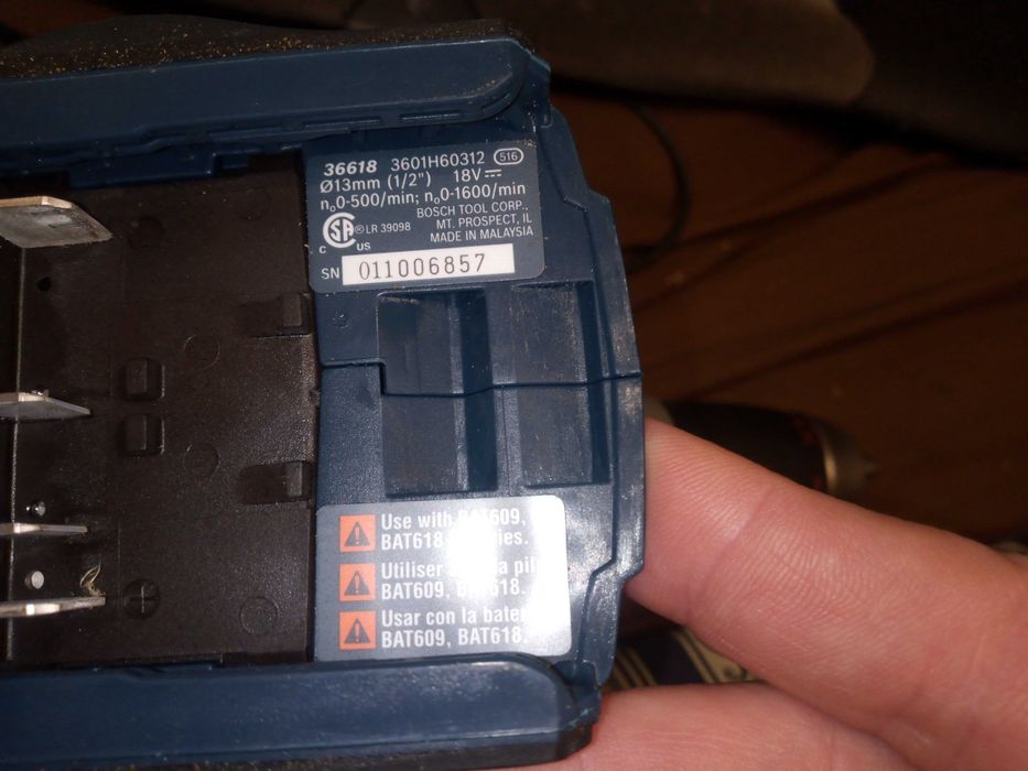 Продам комплект Bosch  18v 2 дрели 1 гайковерт 1  воздуходувка 4 акк