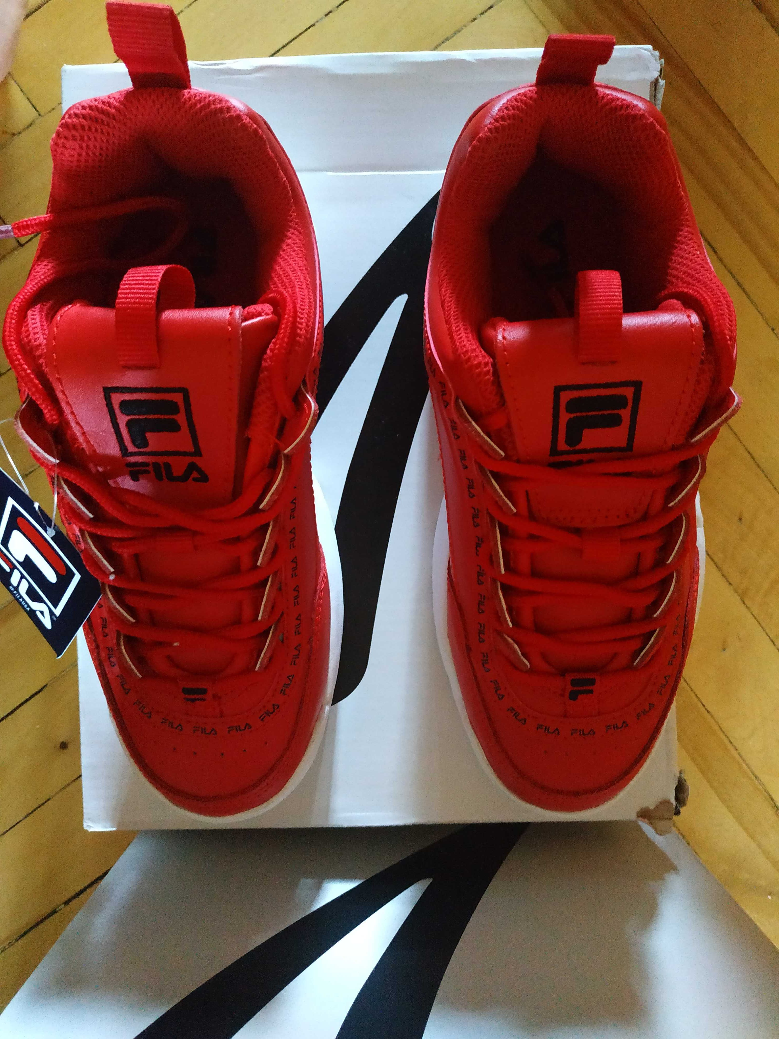 Крутые красные кожаные кроссовки на массивной подошве Fila  35 р.