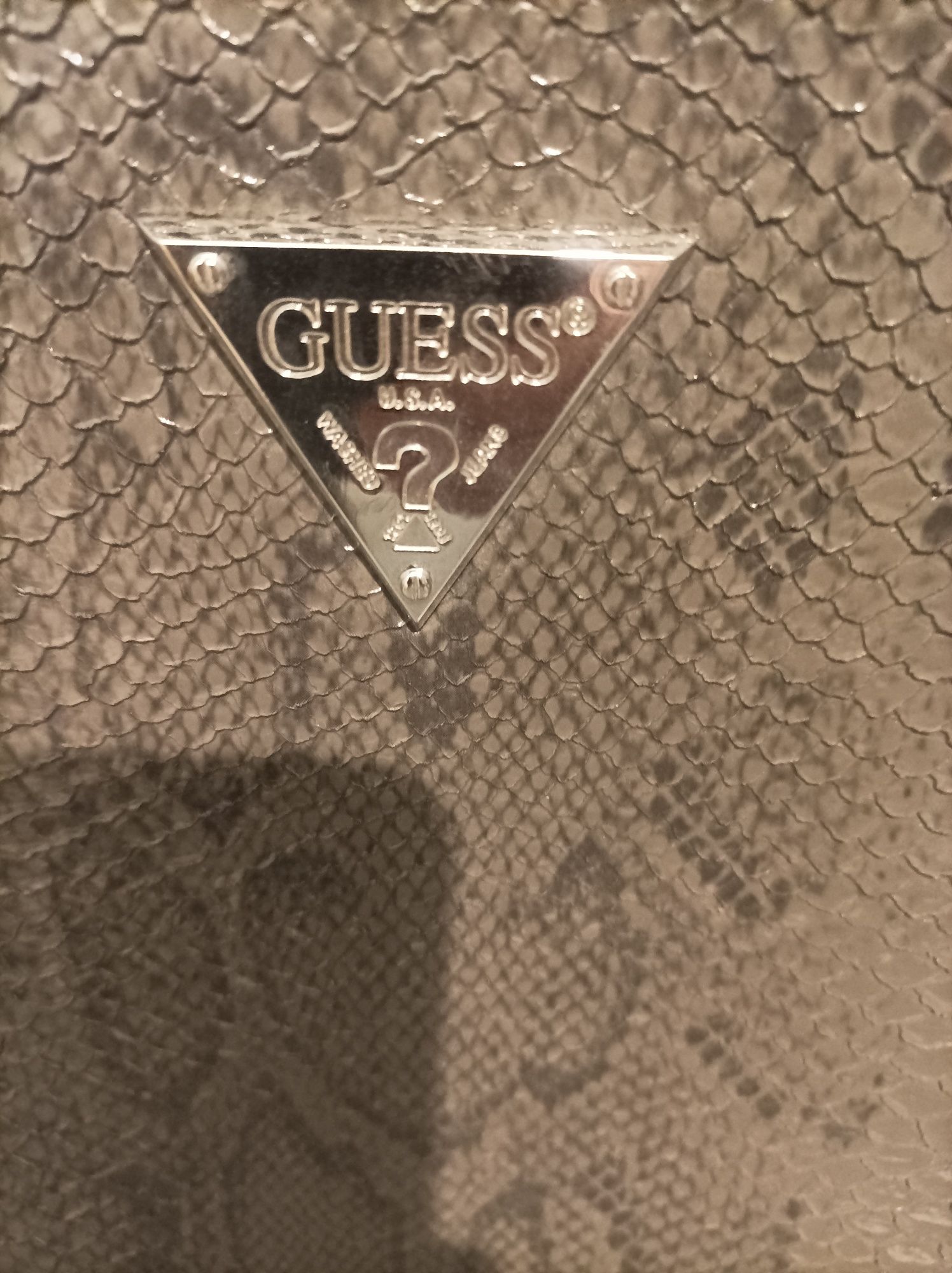 Firmowa walizka Guess