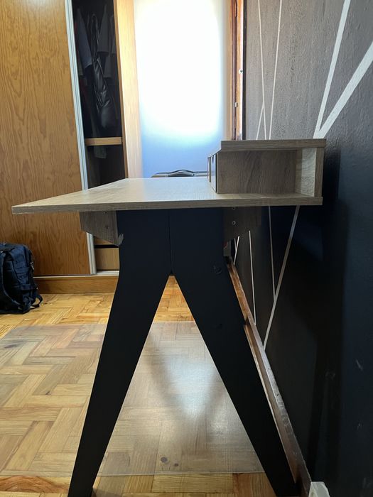 Secretária com suporte de monitor