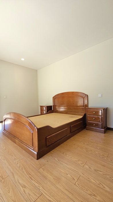 Quarto de casal com Cama, Cómoda e Mesinhas de cabeceira