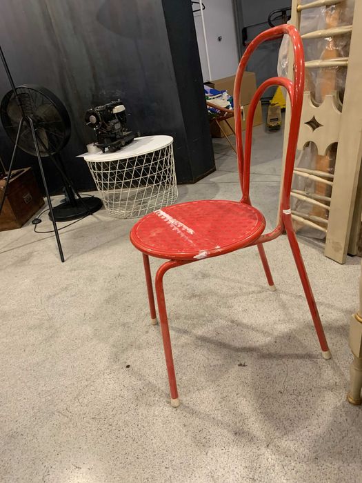 Cadeira de plástico vermelha antiga vintage