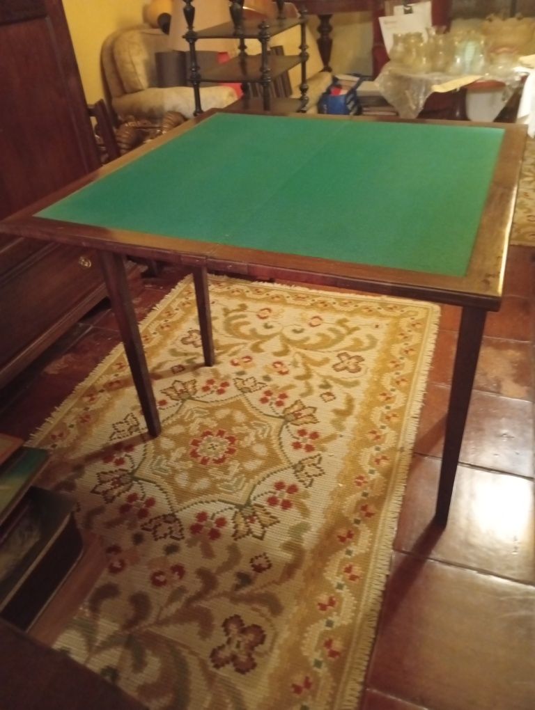 Mesa de jogo em madeira