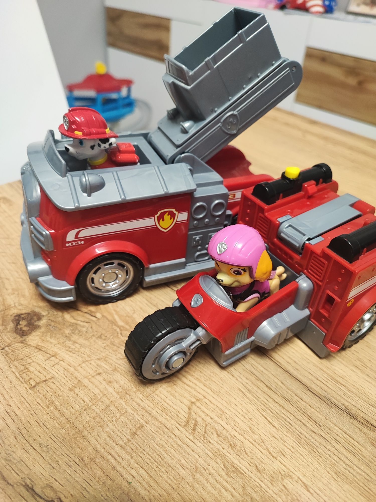 Sprzedam auto Marshalla z 2 figurkami