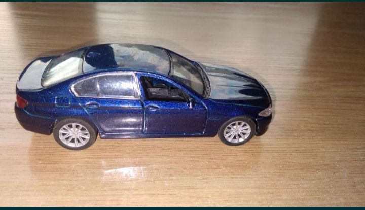 Sprzedam bmw 535i metalowy samochodzik kolekcjonerski
