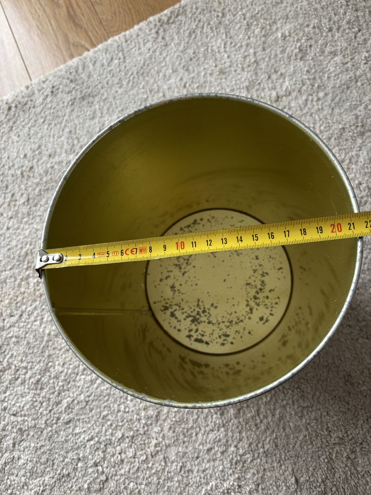 Vaso em metal dourado