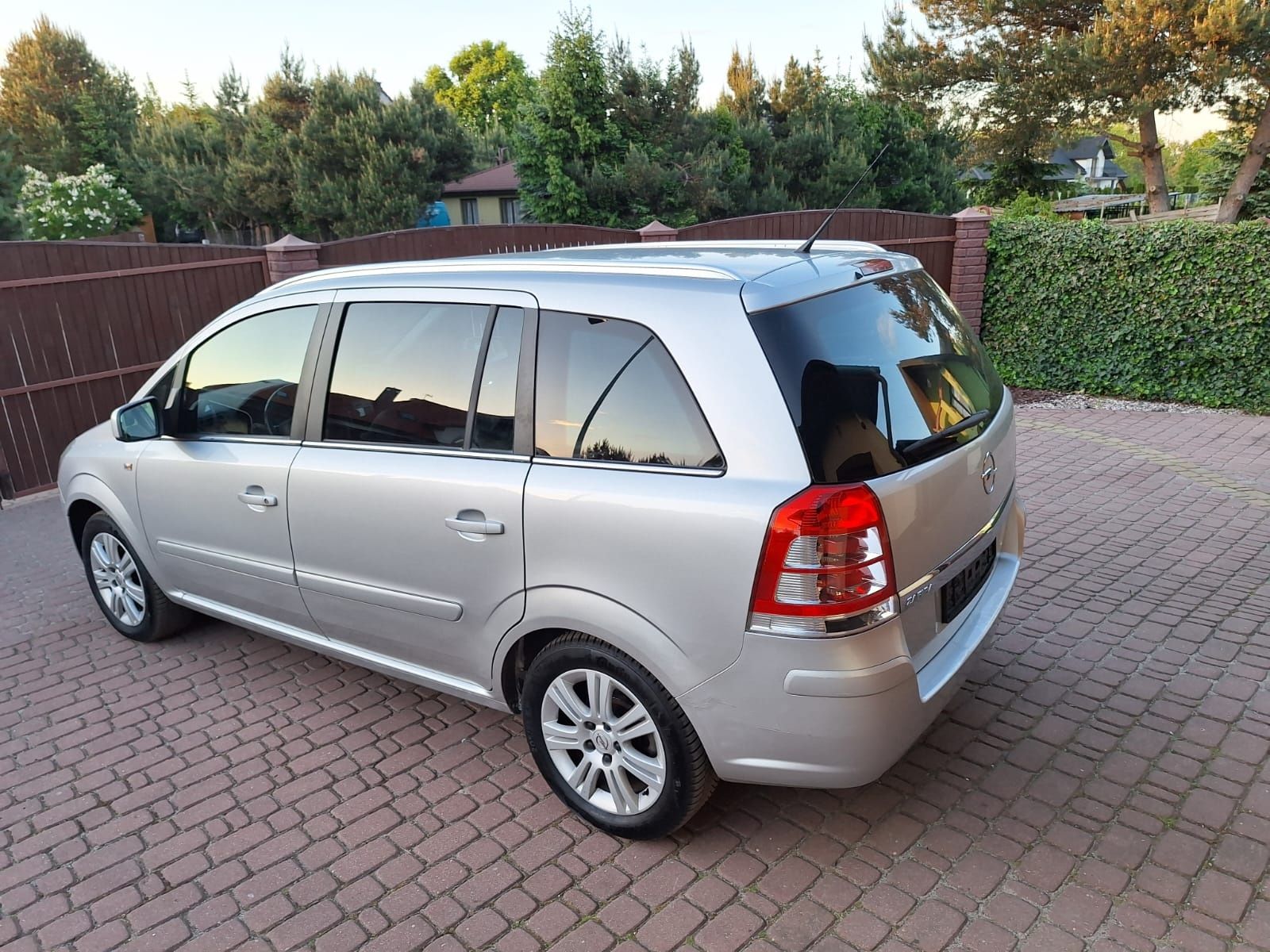 Opel zafira 1.8 b na xenonie. Do jazdy. Ładne auto.