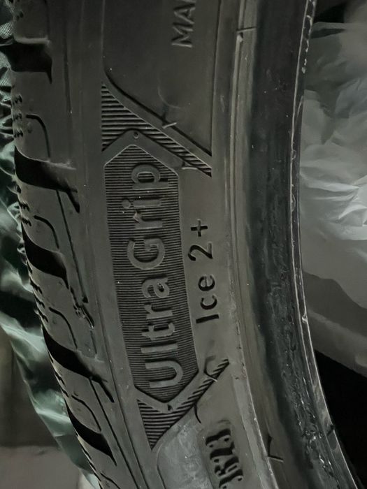 Goodyear ultragrip ice 2+ 235/40 R19 tesla