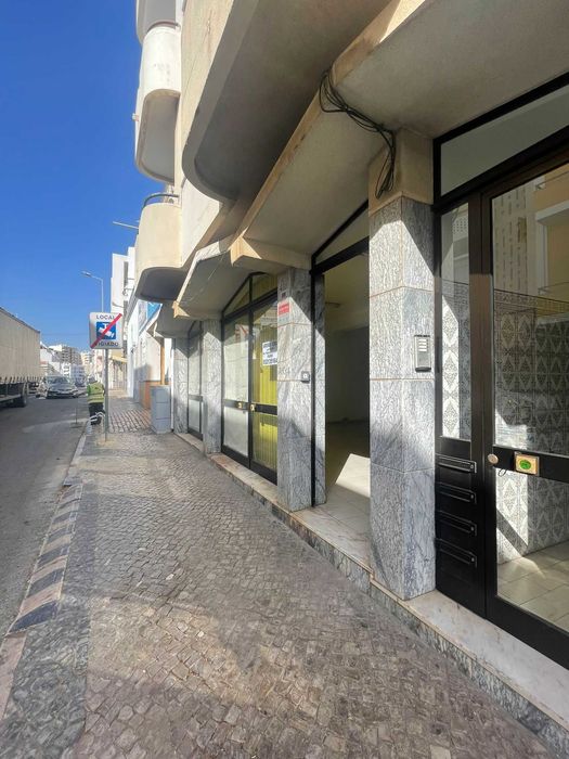 Loja Espaçosa para Arrendamento/venda – Excelente Localização em Faro